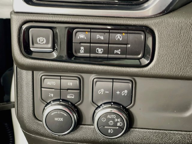 Used 2025 GMC Yukon Denali AWD/4WD image 11
