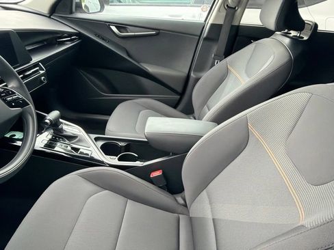 Used 2025 Kia Niro LX FWD image 9