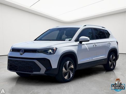 Used 2025 Volkswagen Taos SE AWD/4WD image 2