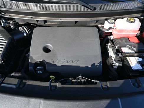 Used 2022 Chevrolet Traverse LT image 35