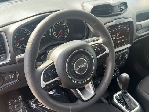 Used 2023 Jeep Renegade Latitude AWD/4WD image 9