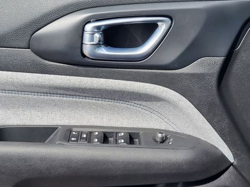 Used 2025 Jeep Compass Sport image 14