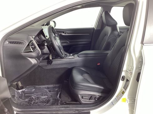 Used 2021 Toyota Camry SE w/ Cold Weather Package image 16