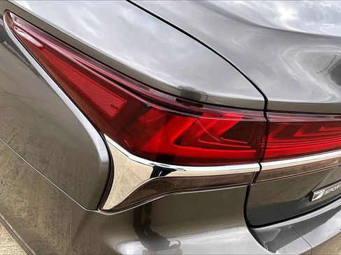 Used 2018 Lexus LS 500 F Sport w/ Accessory Package (Z2) image 28