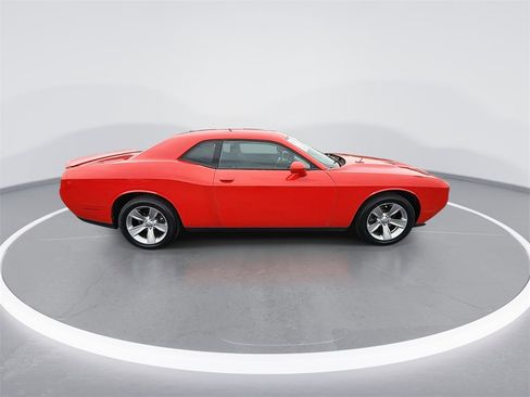Used 2019 Dodge Challenger SXT image 9