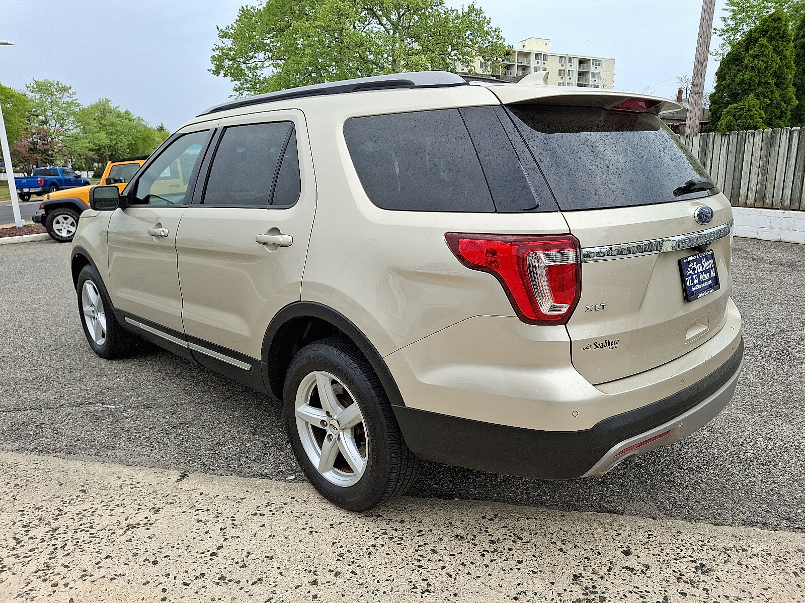 Used 2017 Ford Explorer XLT w/ Equipment Group 202A AWD/4WD image 4