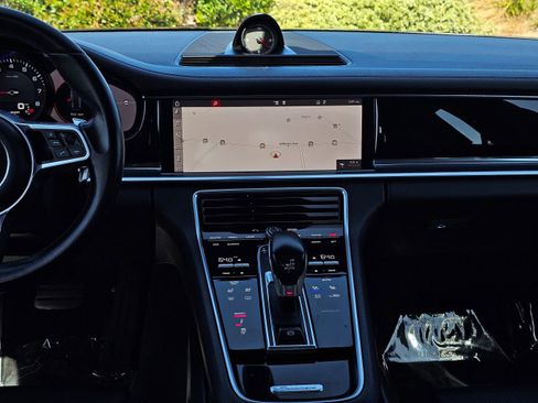 Used 2018 Porsche Panamera image 24