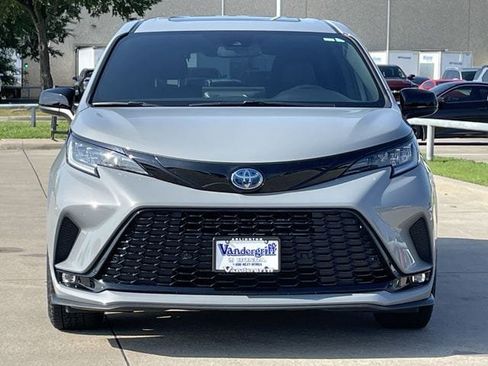 Used 2025 Toyota Sienna XSE AWD/4WD image 8