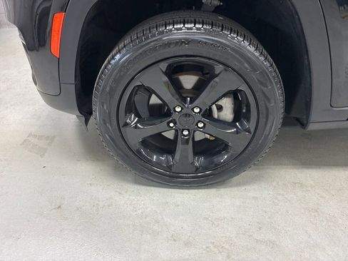 Used 2023 Jeep Grand Cherokee Limited w/ Black Appearance Package image 39