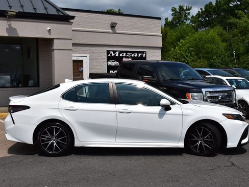 Used 2021 Toyota Camry SE FWD image 3