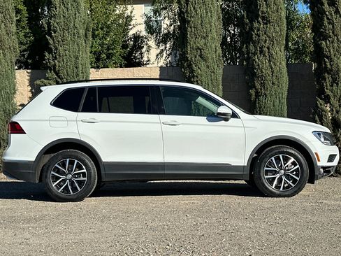 Used 2021 Volkswagen Tiguan SE w/ Panoramic Sunroof Package image 3