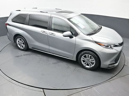 Certified 2023 Toyota Sienna Platinum image 45