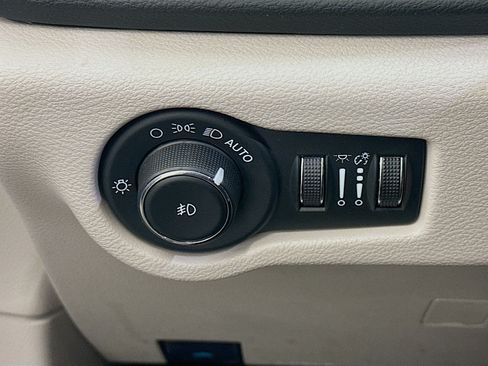 Used 2024 Chrysler Pacifica Touring-L FWD image 17
