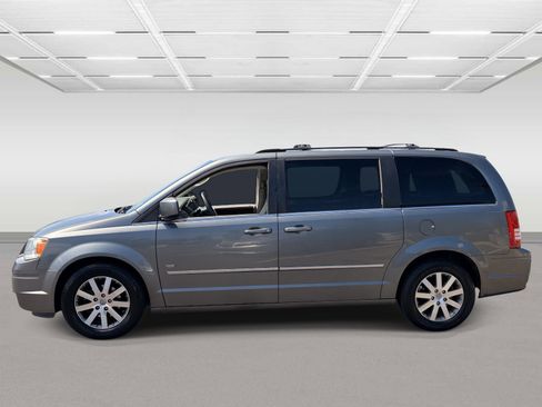 Used 2009 Chrysler Town & Country Touring FWD image 2
