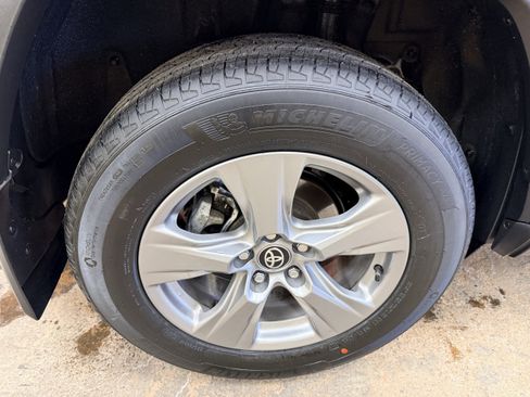 Used 2025 Toyota RAV4 XLE w/ Convenience Package image 11