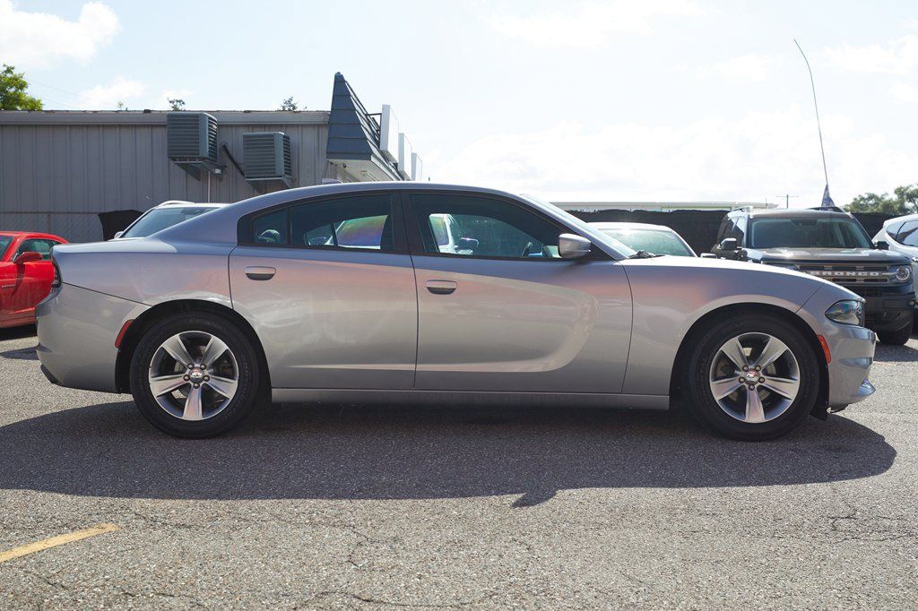 Used 2017 Dodge Charger SXT RWD image 4