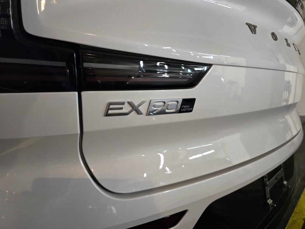 Used 2025 Volvo EX90 Ultra AWD/4WD image 14