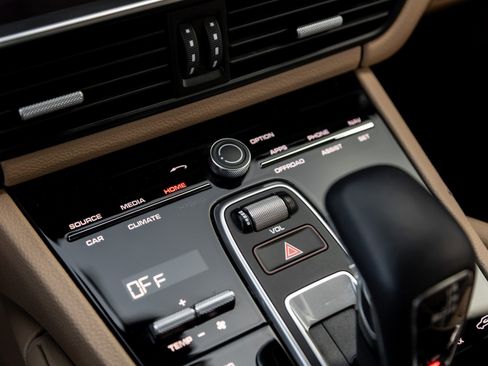 Used 2023 Porsche Cayenne Platinum Edition image 26