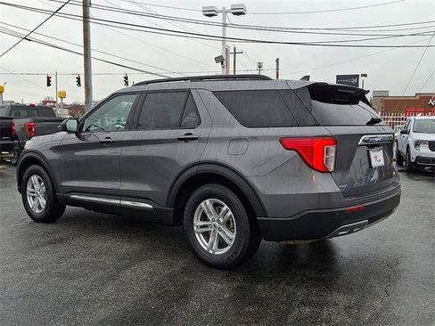 Used 2022 Ford Explorer XLT w/ Equipment Group 202A image 4
