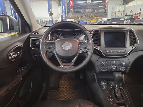 Used 2019 Jeep Cherokee Trailhawk image 13