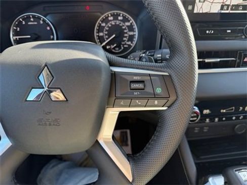 New 2025 Mitsubishi Outlander SE image 34
