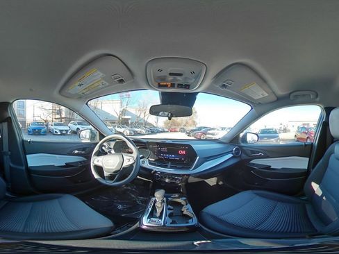 Used 2025 Chevrolet Trax LT image 40