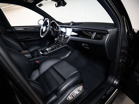 Certified 2026 Porsche Macan AWD/4WD image 28