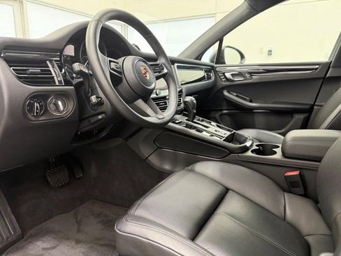 Certified 2025 Porsche Macan AWD/4WD image 4