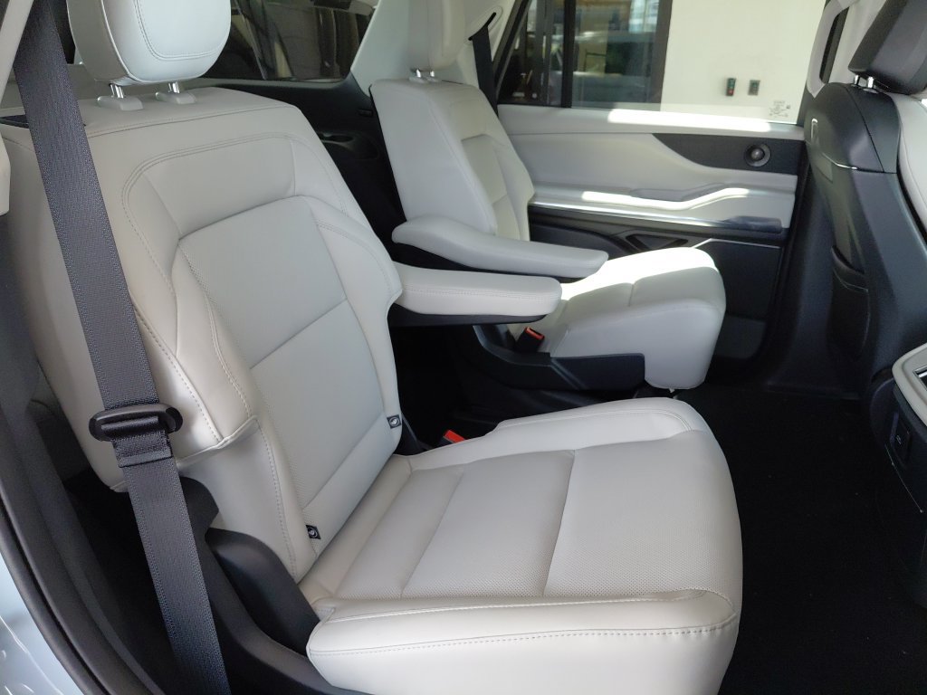 New 2026 Lincoln Navigator Premiere AWD/4WD image 29