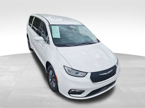 Used 2022 Chrysler Pacifica Touring-L FWD image 2