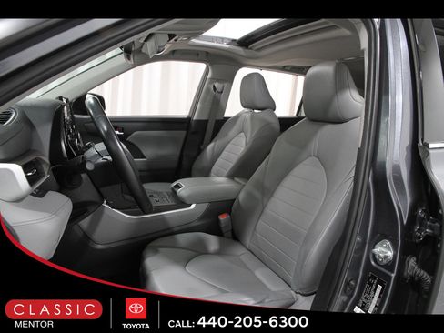 Used 2020 Toyota Highlander XLE AWD/4WD image 5