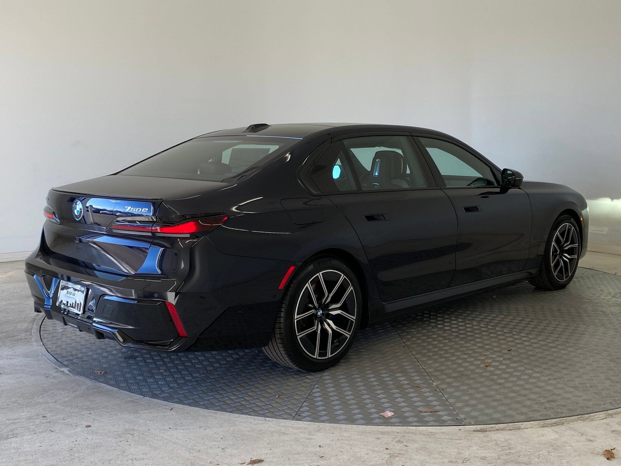 Used 2026 BMW 750e xDrive w/ Premium Package AWD/4WD image 8