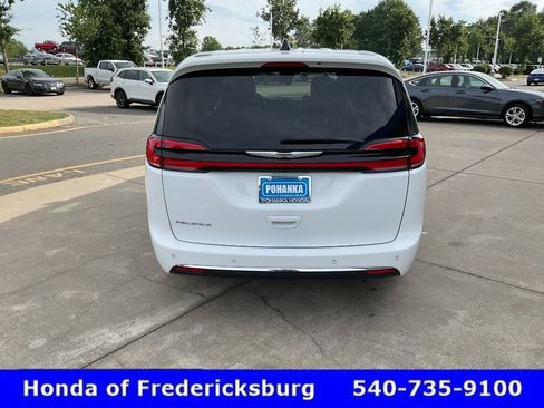Used 2024 Chrysler Pacifica Touring-L FWD image 5