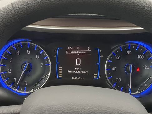 Used 2017 Chrysler Pacifica Touring image 40