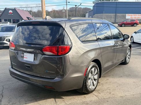 Used 2018 Chrysler Pacifica Touring-L image 6