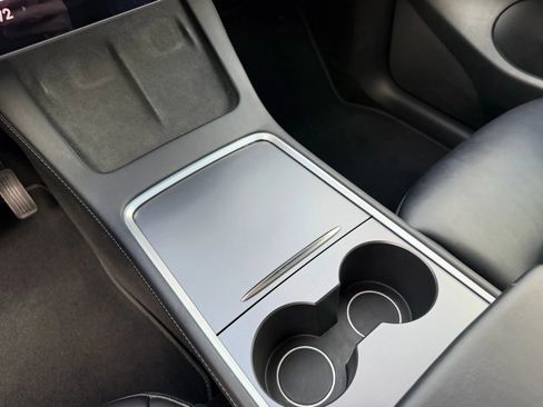 Used 2022 Tesla Model Y Long Range image 23