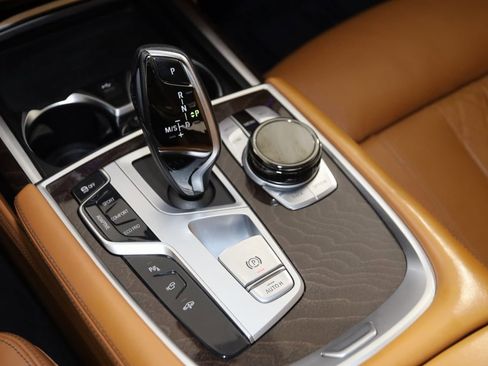 Used 2022 BMW 750i xDrive w/ Luxury Rear Seating Package image 39