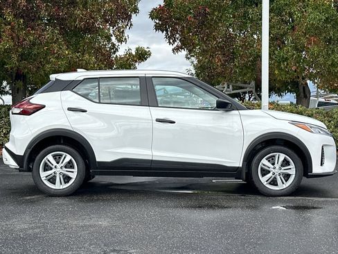 New 2025 Nissan Kicks S image 3