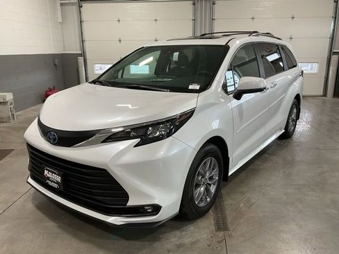 Used 2025 Toyota Sienna XLE image 3