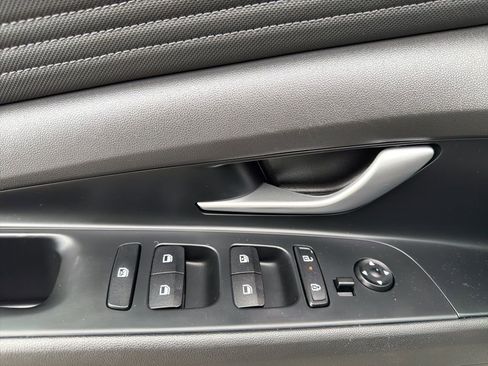 Used 2024 Hyundai Elantra SEL w/ Convenience Package image 16