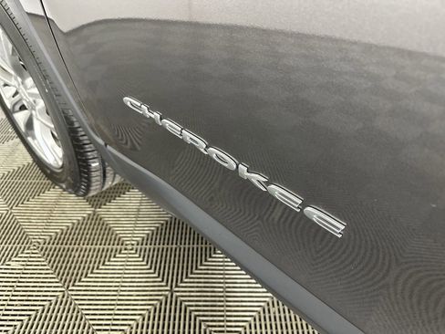 Used 2020 Jeep Cherokee Latitude Plus w/ Comfort/Convenience Group image 33