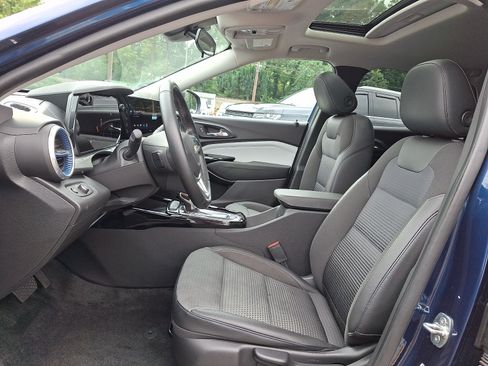 Used 2024 Chevrolet Trax LT w/ Sunroof Package FWD image 13