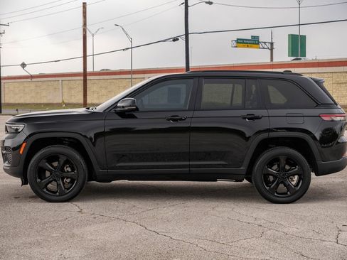Used 2023 Jeep Grand Cherokee Altitude image 4