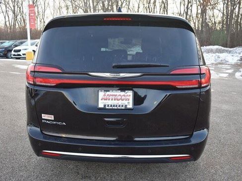 Used 2024 Chrysler Pacifica Touring-L FWD image 7