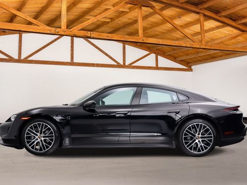 Used 2022 Porsche Taycan RWD image 2