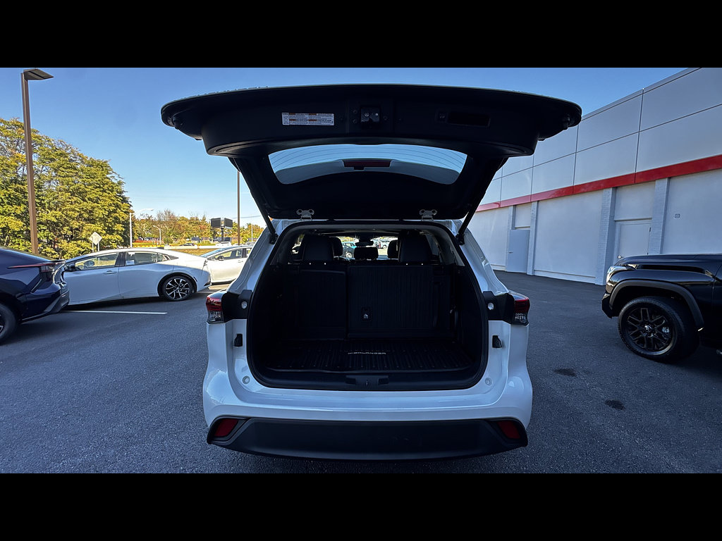Used 2022 Toyota Highlander XLE AWD/4WD image 11