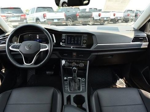 Certified 2023 Volkswagen Jetta SE w/ Panoramic Sunroof Package FWD image 7