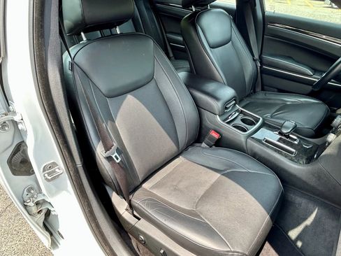 Used 2014 Chrysler 300 C w/ Light Group image 17