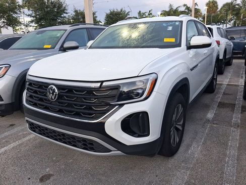 Used 2025 Volkswagen Atlas Cross Sport SE FWD image 2