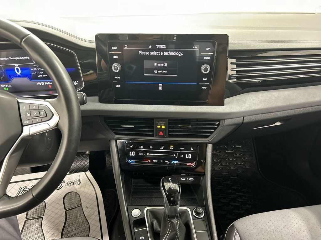 Used 2025 Volkswagen Jetta SE FWD image 18